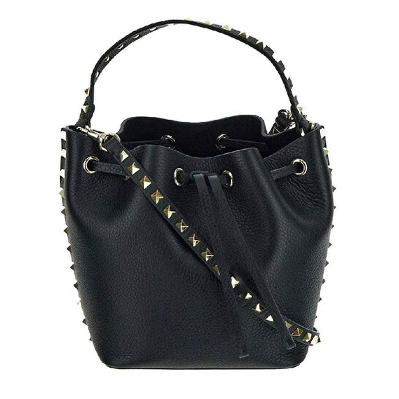 Bolsa Bucket Drawstring Rockstud - Mercado de Luxo - O Maior E-Commerce de Bens, Produtos e Serviços de Luxo do Brasil.