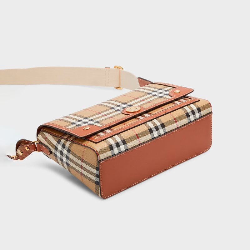 Bolsa Clutch Note Check Flap - Mercado de Luxo - O Maior E-Commerce de Bens, Produtos e Serviços de Luxo do Brasil.