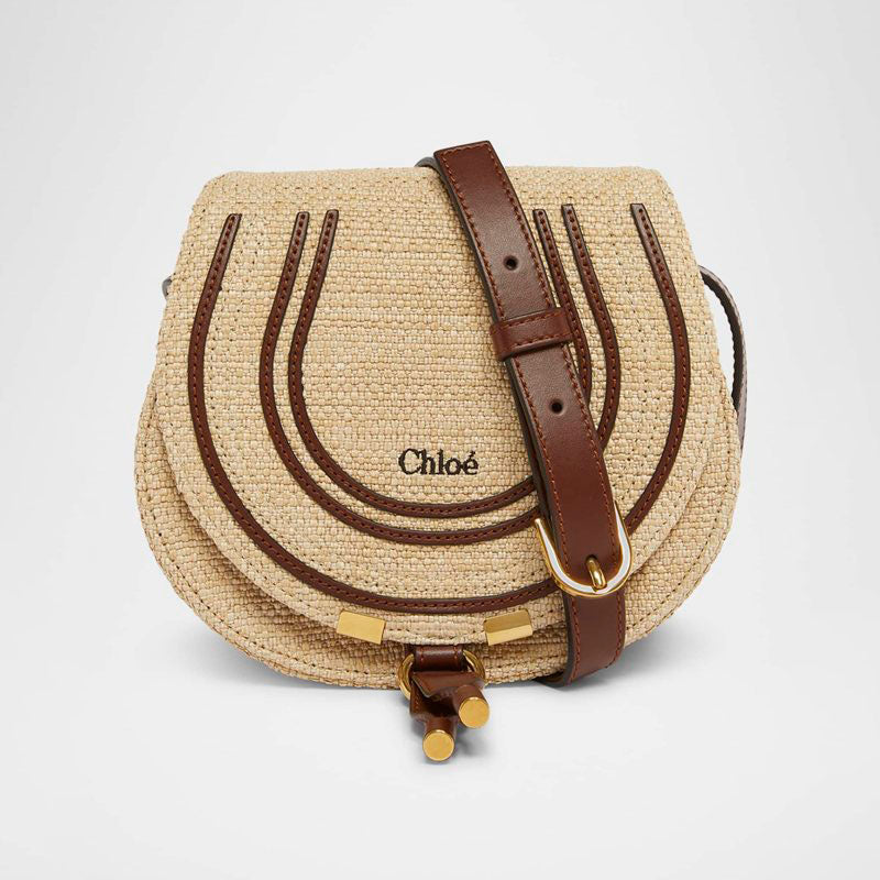 Bolsa Crossbody Marcie Flap Saddle in Raffia Fabric - Mercado de Luxo - O Maior E-Commerce de Bens, Produtos e Serviços de Luxo do Brasil.