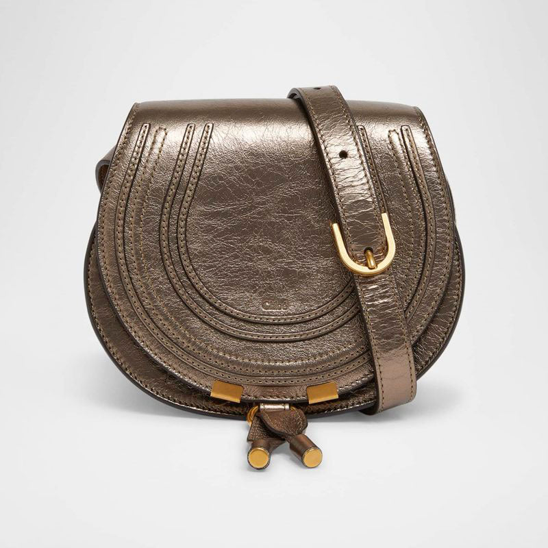 Bolsa Crossbody Marcie Small Saddle in Metallic - Mercado de Luxo - O Maior E-Commerce de Bens, Produtos e Serviços de Luxo do Brasil.