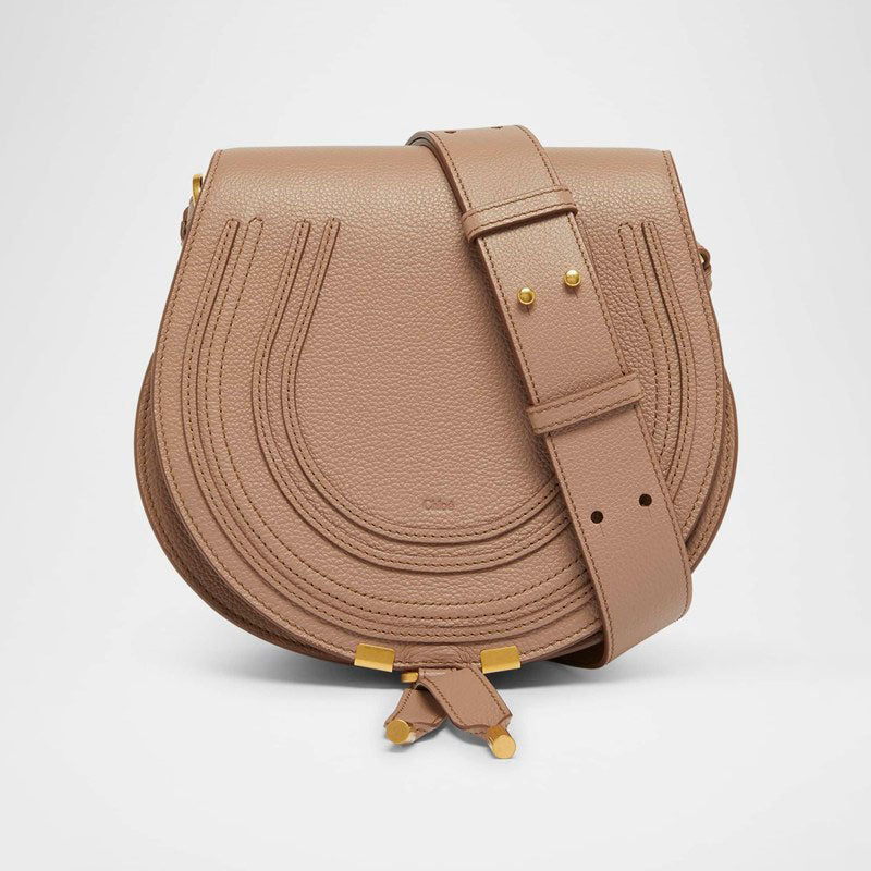 Bolsa Crossbody Marcie Medium Slim in Grained Calfskin - Mercado de Luxo - O Maior E-Commerce de Bens, Produtos e Serviços de Luxo do Brasil.