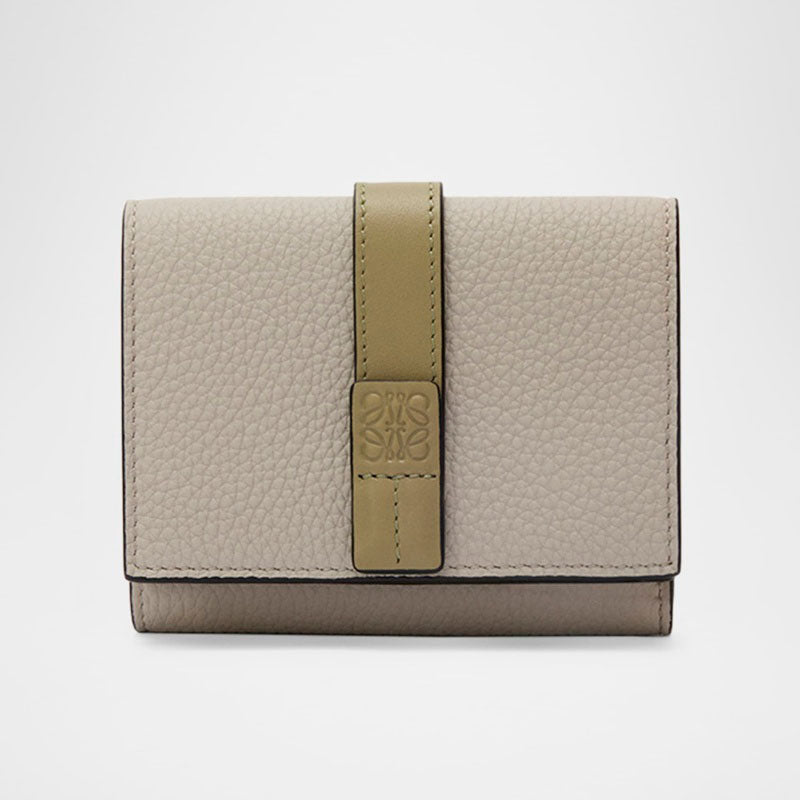 Bolsa Wallet Trifold in Soft Grained - Mercado de Luxo - O Maior E-Commerce de Bens, Produtos e Serviços de Luxo do Brasil.