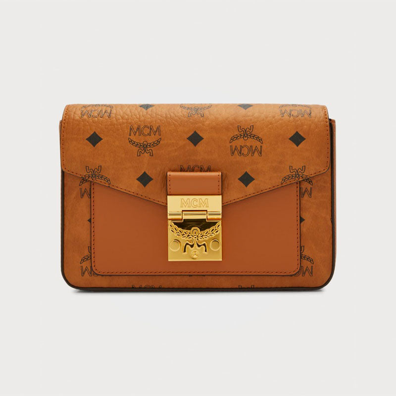 Bolsa Crossbody Millie Visetos Logo - Mercado de Luxo - O Maior E-Commerce de Bens, Produtos e Serviços de Luxo do Brasil.