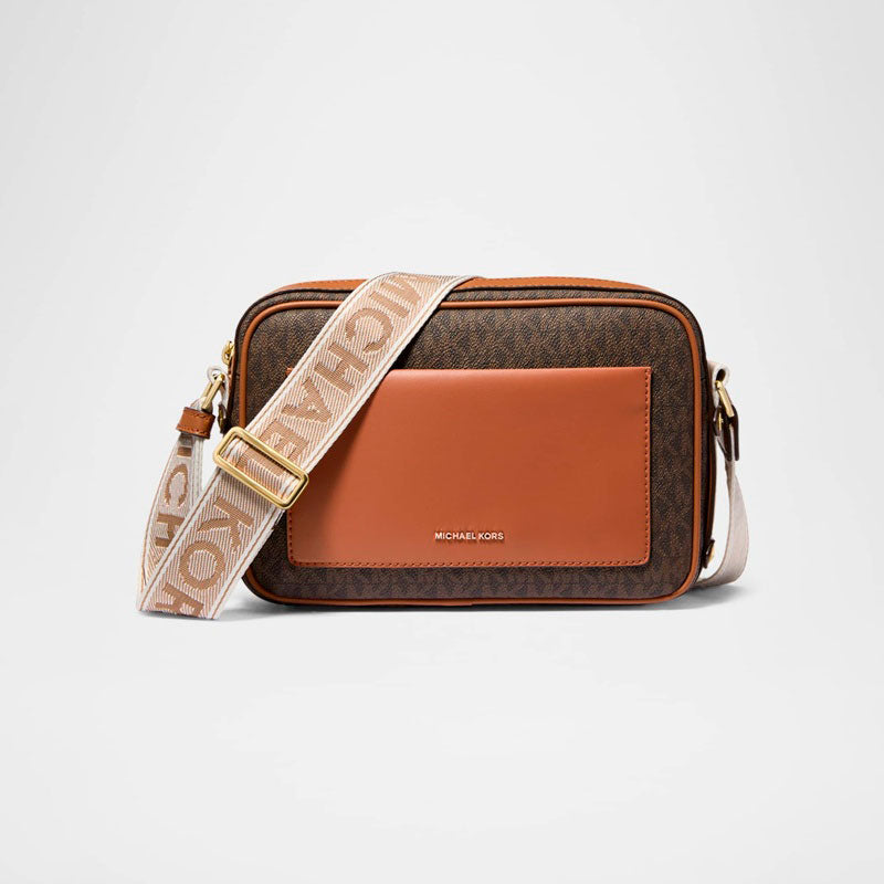 Bolsa Crossbody Maeve Large Pocket Signature Logo - Mercado de Luxo - O Maior E-Commerce de Bens, Produtos e Serviços de Luxo do Brasil.
