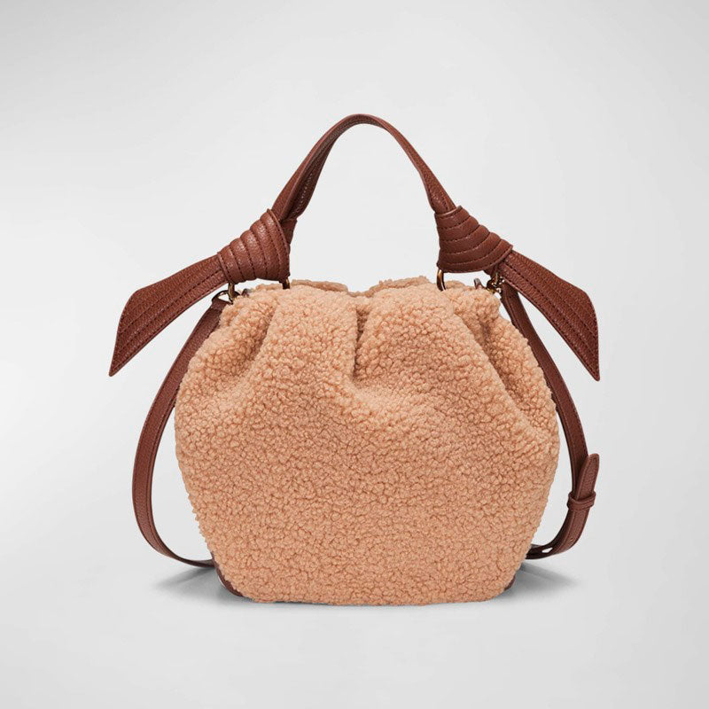 Bolsa Bucket Selena Eco Faux Fur - Mercado de Luxo - O Maior E-Commerce de Bens, Produtos e Serviços de Luxo do Brasil.