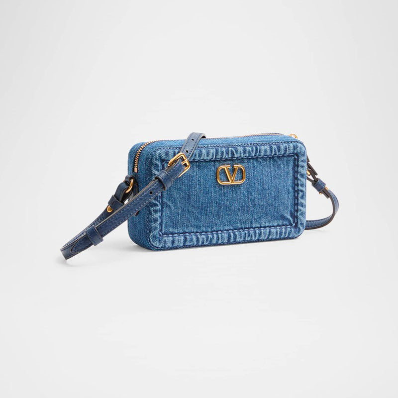 Bolsa Crossbody Alltime Mini Denim Camera - Mercado de Luxo - O Maior E-Commerce de Bens, Produtos e Serviços de Luxo do Brasil.