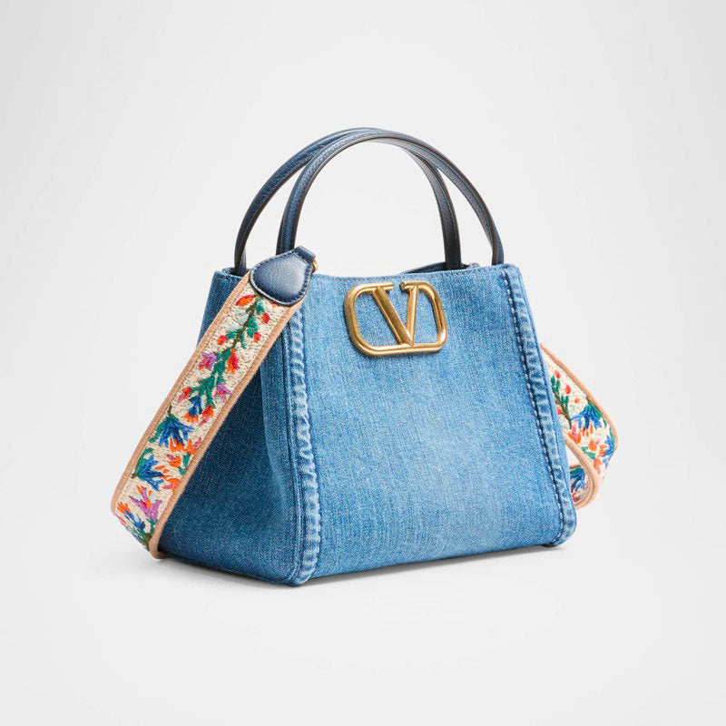Bolsa Handle Alltime Medium Denim  - Mercado de Luxo - O Maior E-Commerce de Bens, Produtos e Serviços de Luxo do Brasil.