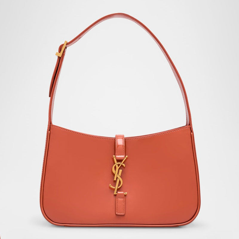 Bolsa Shoulder Le 5 A 7 YSL in Patent - Mercado de Luxo - O Maior E-Commerce de Bens, Produtos e Serviços de Luxo do Brasil.