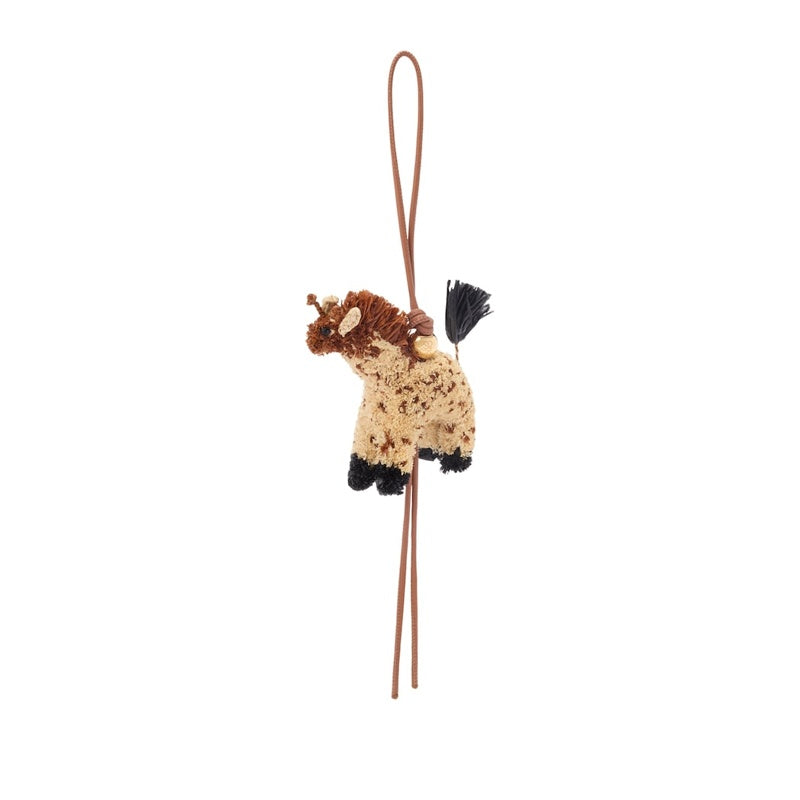 Charms e Acessórios Collab x Paula's Ibiza Raffia Giraffe Charm - Mercado de Luxo - O Maior E-Commerce de Bens, Produtos e Serviços de Luxo do Brasil.