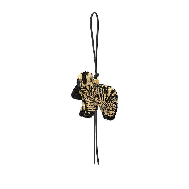 Charms e Acessórios Collab x Paula's Ibiza Raffia Zebra Charm - Mercado de Luxo - O Maior E-Commerce de Bens, Produtos e Serviços de Luxo do Brasil.