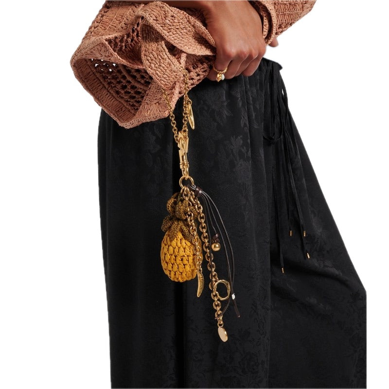 Charms e Acessórios Pingente de bolsa com acabamento em ráfia