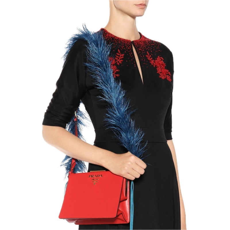 Charms e Acessórios Alça de ombro com acabamento em penas