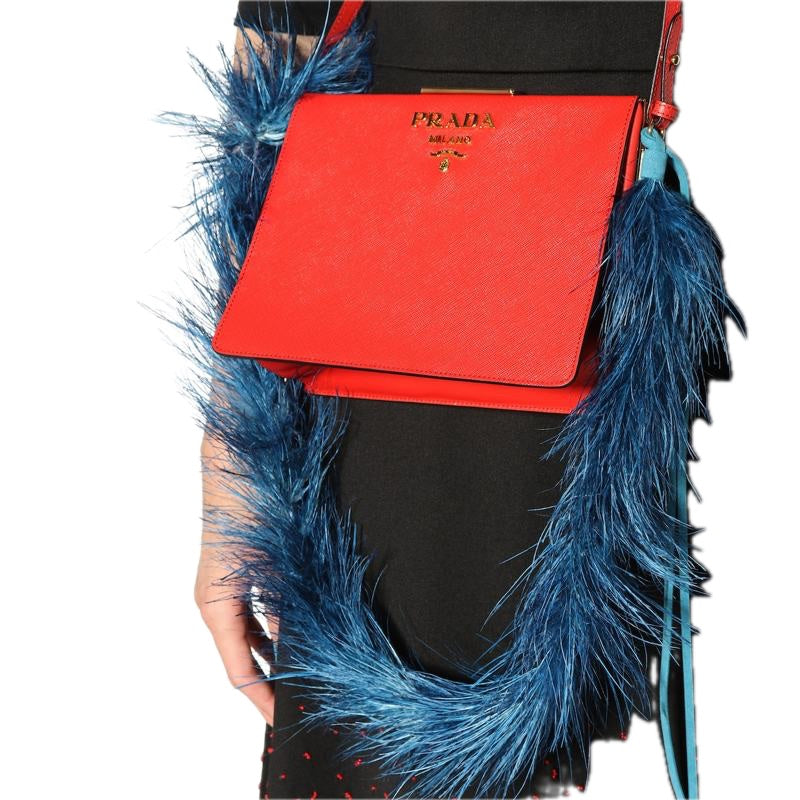 Charms e Acessórios Alça de ombro com acabamento em penas