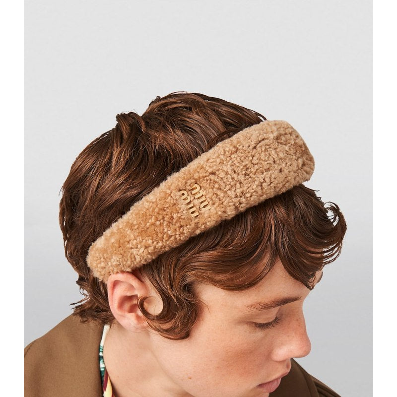 Faixa de cabeça com logotipo de pele de carneiro - Mercado de Luxo - O Maior E-Commerce de Bens, Produtos e Serviços de Luxo do Brasil.