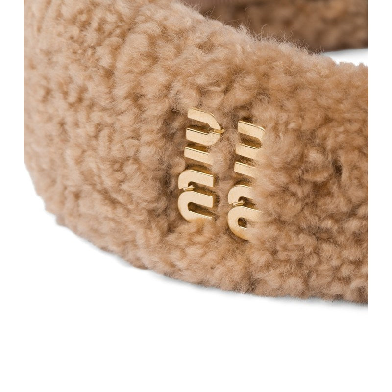 Faixa de cabeça com logotipo de pele de carneiro - Mercado de Luxo - O Maior E-Commerce de Bens, Produtos e Serviços de Luxo do Brasil.