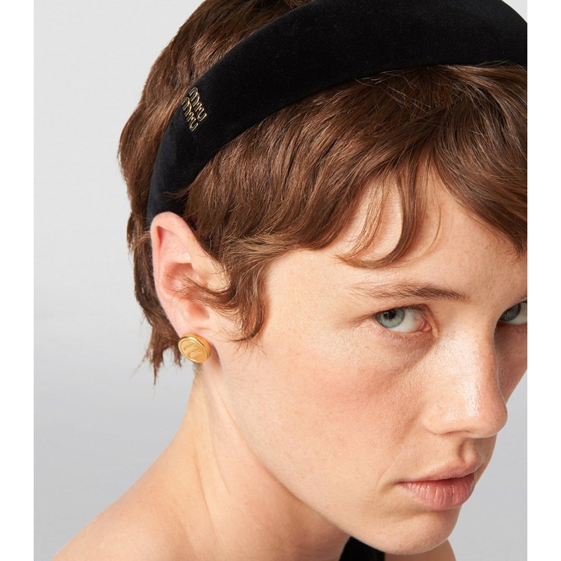 Faixa de cabeça com logotipo de veludo - Mercado de Luxo - O Maior E-Commerce de Bens, Produtos e Serviços de Luxo do Brasil.