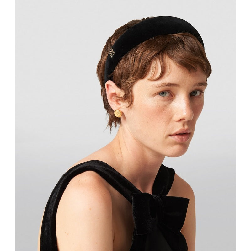 Faixa de cabeça com logotipo de veludo - Mercado de Luxo - O Maior E-Commerce de Bens, Produtos e Serviços de Luxo do Brasil.