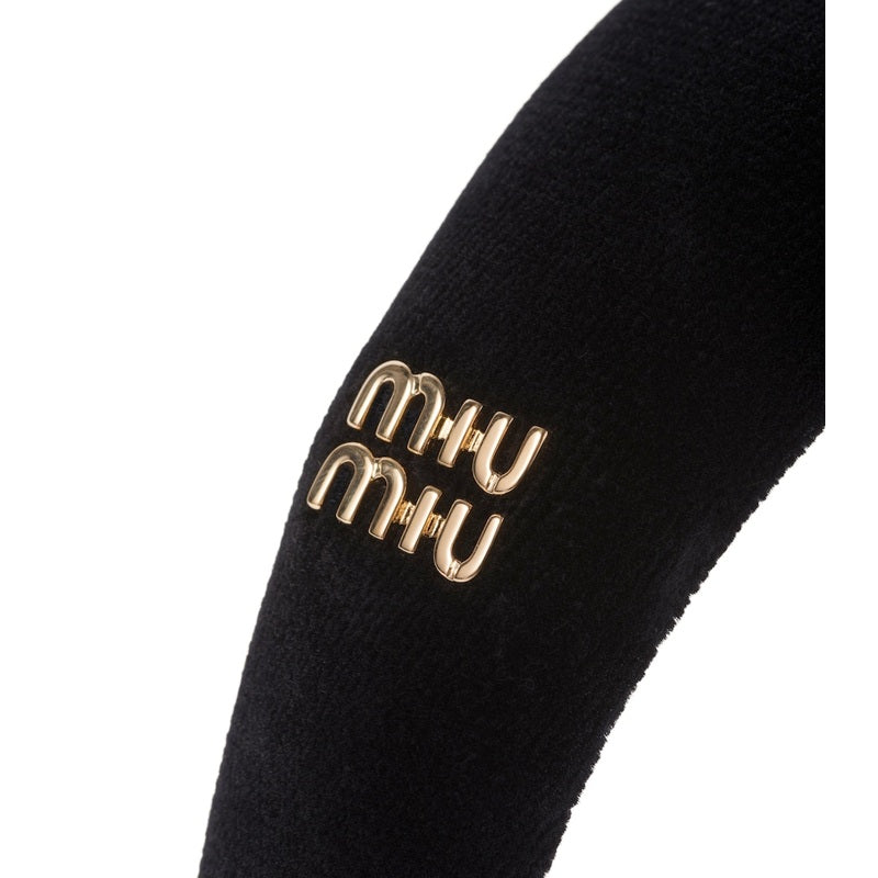 Faixa de cabeça com logotipo de veludo - Mercado de Luxo - O Maior E-Commerce de Bens, Produtos e Serviços de Luxo do Brasil.