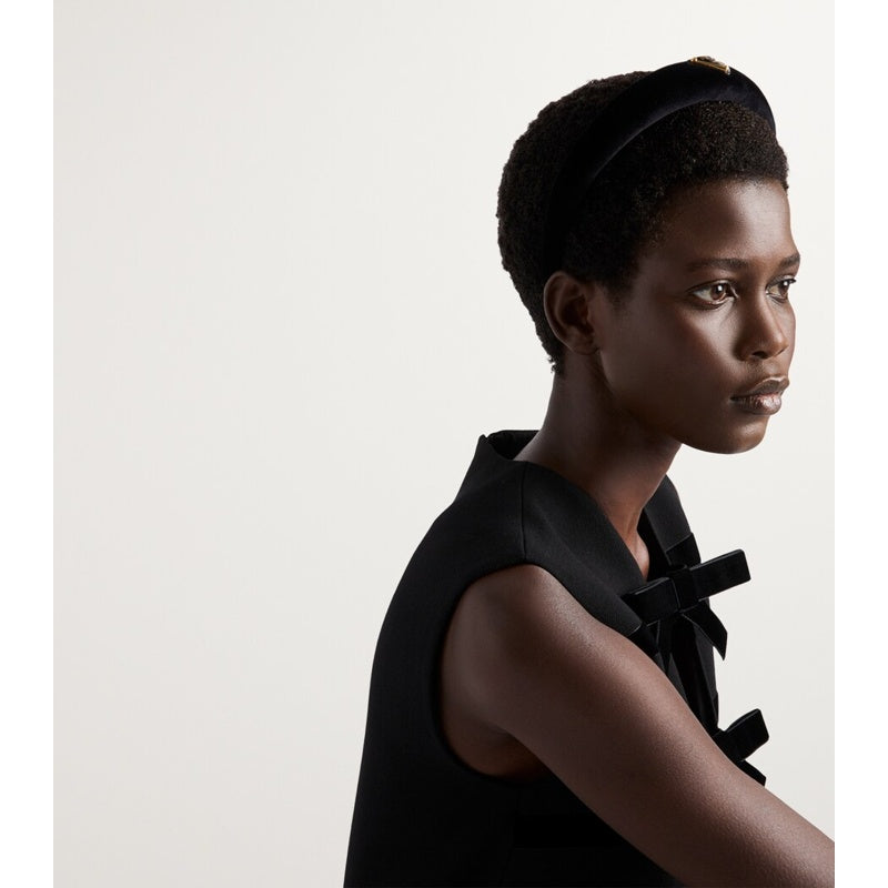 Faixa de cabeça com logotipo de veludo - Mercado de Luxo - O Maior E-Commerce de Bens, Produtos e Serviços de Luxo do Brasil.