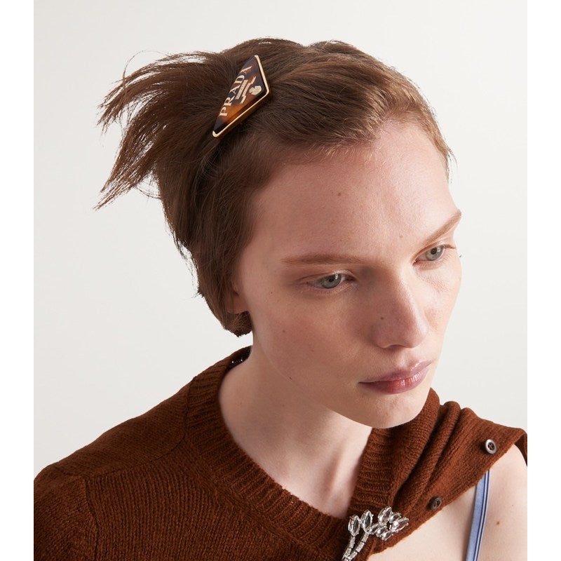 Grampo de cabelo com logotipo triangular - Mercado de Luxo - O Maior E-Commerce de Bens, Produtos e Serviços de Luxo do Brasil.