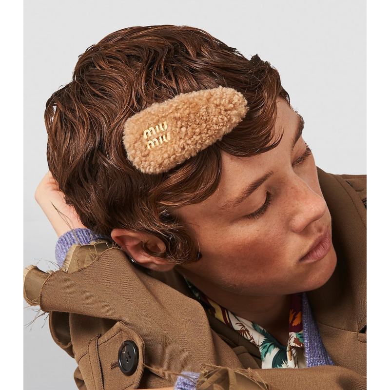 Presilha de cabelo com logotipo de pele de carneiro - Mercado de Luxo - O Maior E-Commerce de Bens, Produtos e Serviços de Luxo do Brasil.