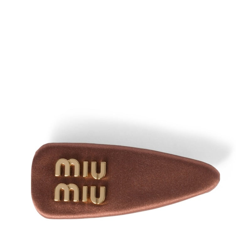 Grampo de cabelo com logotipo de cetim - Mercado de Luxo - O Maior E-Commerce de Bens, Produtos e Serviços de Luxo do Brasil.