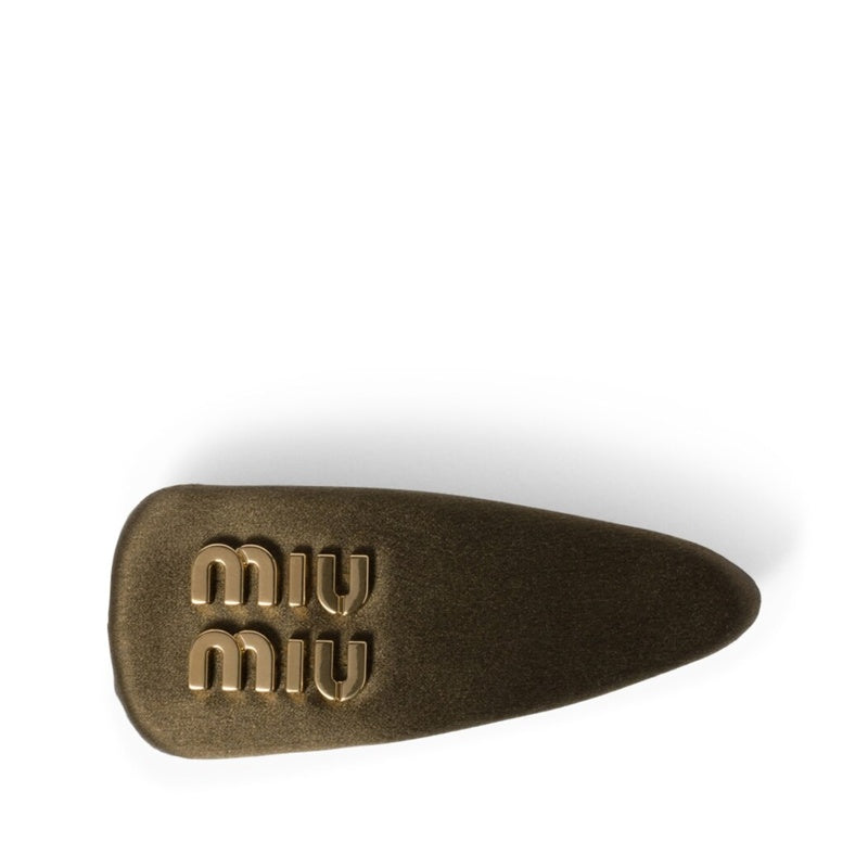 Grampo de cabelo com logotipo de cetim - Mercado de Luxo - O Maior E-Commerce de Bens, Produtos e Serviços de Luxo do Brasil.