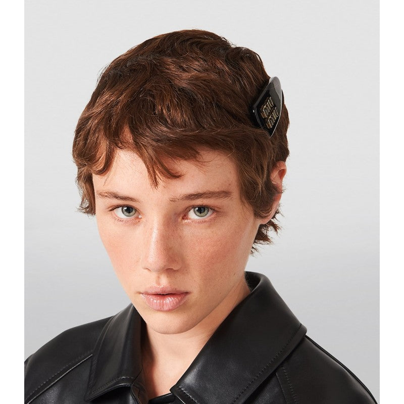 Presilha de cabelo com logotipo de couro - Mercado de Luxo - O Maior E-Commerce de Bens, Produtos e Serviços de Luxo do Brasil.