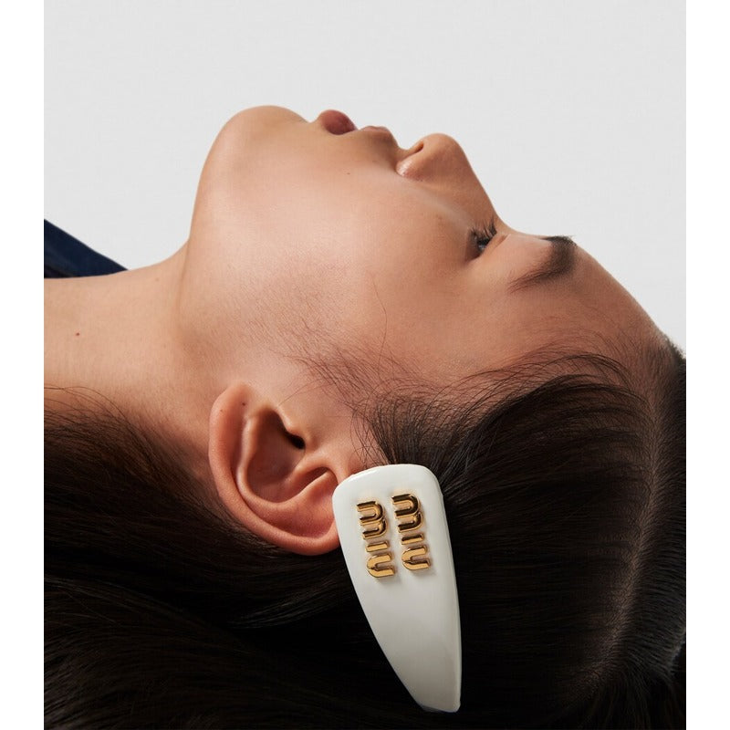 Presilha de cabelo com logotipo de couro - Mercado de Luxo - O Maior E-Commerce de Bens, Produtos e Serviços de Luxo do Brasil.