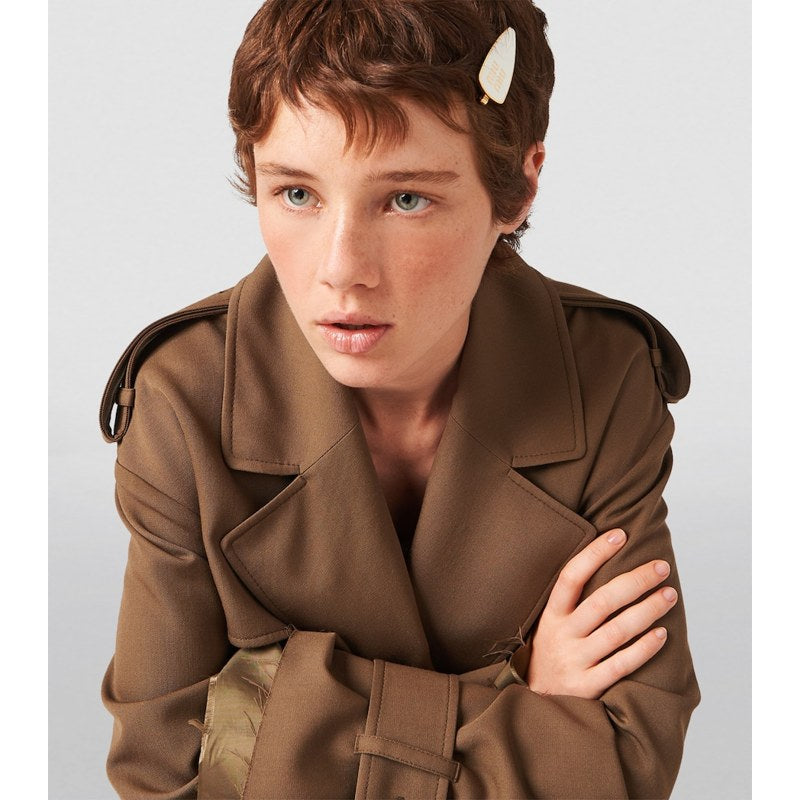 Grampo de cabelo com logotipo esmaltado - Mercado de Luxo - O Maior E-Commerce de Bens, Produtos e Serviços de Luxo do Brasil.