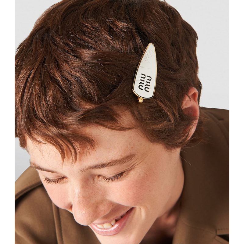 Grampo de cabelo com logotipo esmaltado - Mercado de Luxo - O Maior E-Commerce de Bens, Produtos e Serviços de Luxo do Brasil.