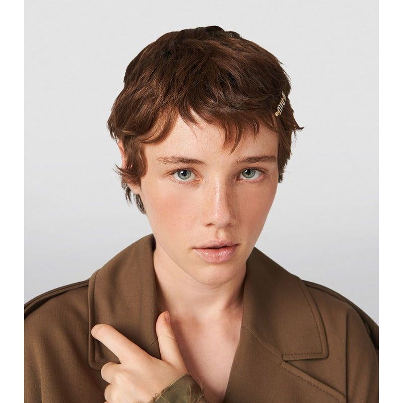 Grampo de cabelo com logotipo - Mercado de Luxo - O Maior E-Commerce de Bens, Produtos e Serviços de Luxo do Brasil.