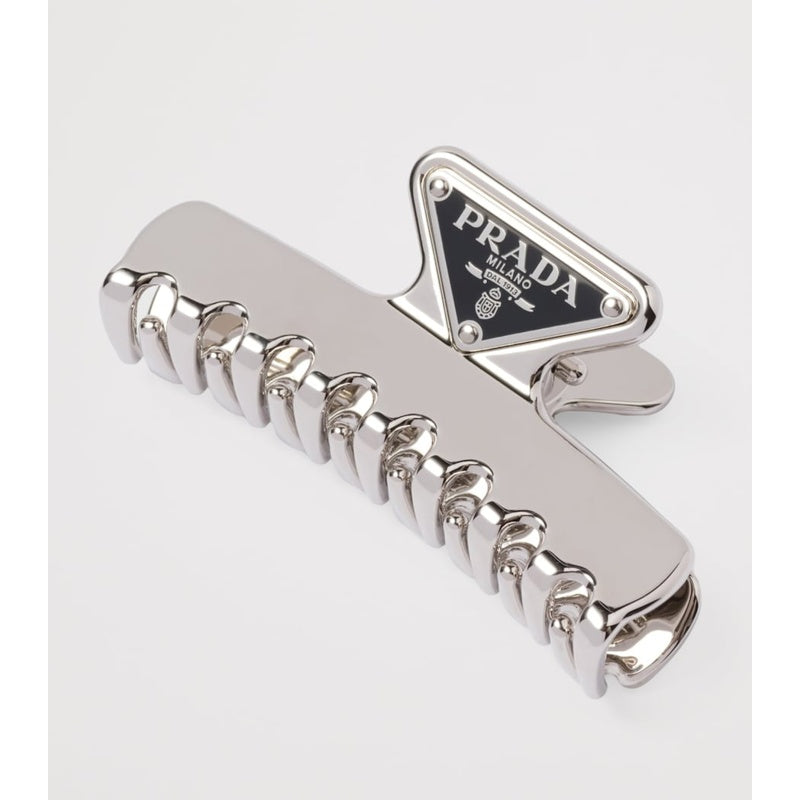 Clipe de garra com logotipo triangular - Mercado de Luxo - O Maior E-Commerce de Bens, Produtos e Serviços de Luxo do Brasil.