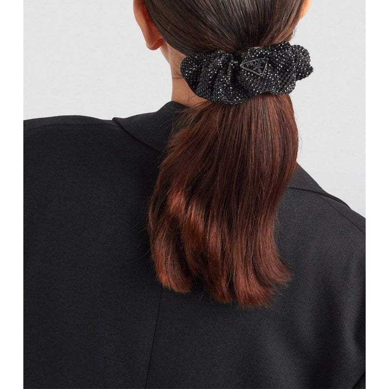 Scrunchie enfeitado - Mercado de Luxo - O Maior E-Commerce de Bens, Produtos e Serviços de Luxo do Brasil.