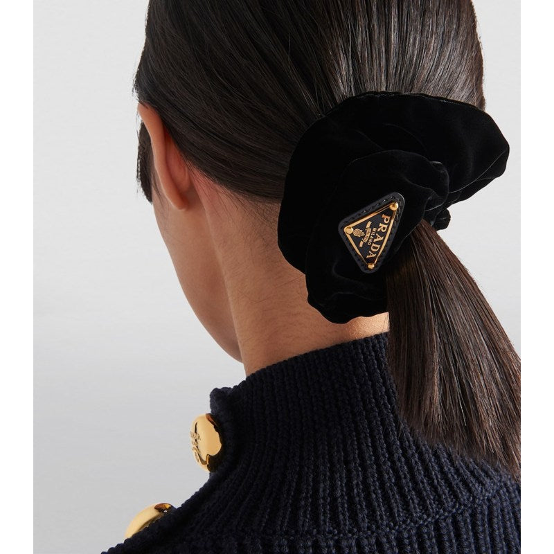 Scrunchie com logotipo de algodão e veludo - Mercado de Luxo - O Maior E-Commerce de Bens, Produtos e Serviços de Luxo do Brasil.