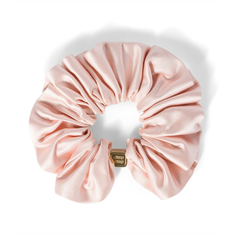 Scrunchie de cetim - Mercado de Luxo - O Maior E-Commerce de Bens, Produtos e Serviços de Luxo do Brasil.