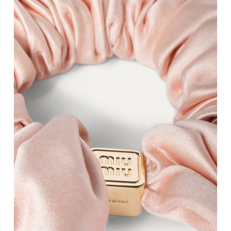 Scrunchie de cetim - Mercado de Luxo - O Maior E-Commerce de Bens, Produtos e Serviços de Luxo do Brasil.