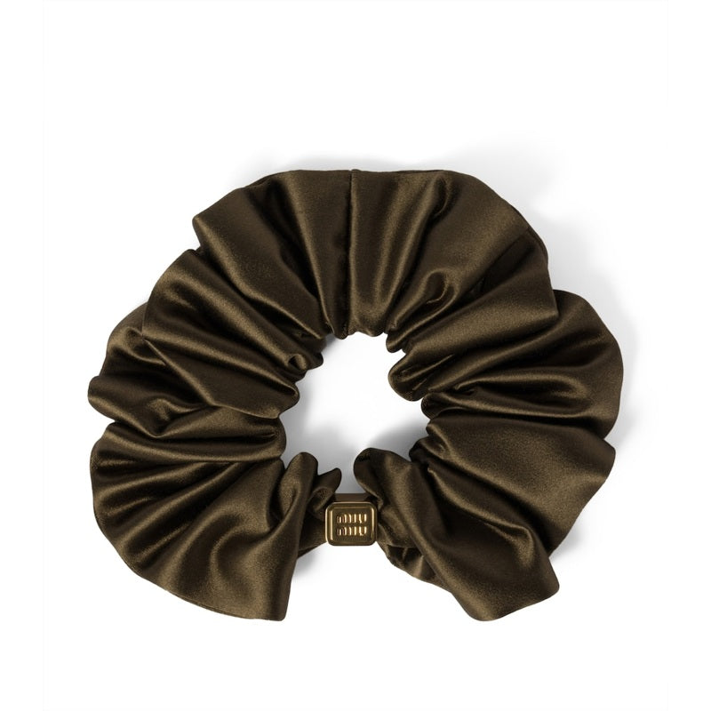Scrunchie de cetim - Mercado de Luxo - O Maior E-Commerce de Bens, Produtos e Serviços de Luxo do Brasil.