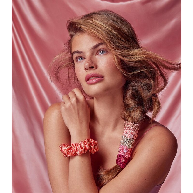 Scrunchies com nó brilhante e pingente perolado conjunto 2 unid - Mercado de Luxo - O Maior E-Commerce de Bens, Produtos e Serviços de Luxo do Brasil.