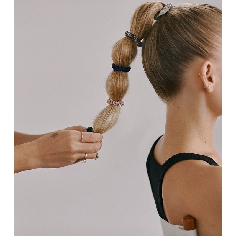 Scrunchies com nó brilhante e pingente perolado conjunto 2 unid - Mercado de Luxo - O Maior E-Commerce de Bens, Produtos e Serviços de Luxo do Brasil.