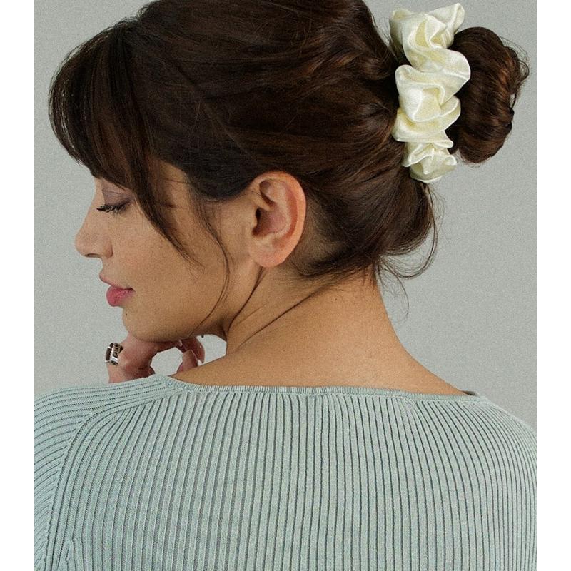 Scrunchie grande The Hya conjunto com 3 unid - Mercado de Luxo - O Maior E-Commerce de Bens, Produtos e Serviços de Luxo do Brasil.