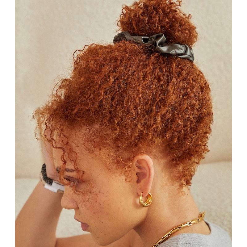 Scrunchie grande The Hya conjunto com 3 unid - Mercado de Luxo - O Maior E-Commerce de Bens, Produtos e Serviços de Luxo do Brasil.