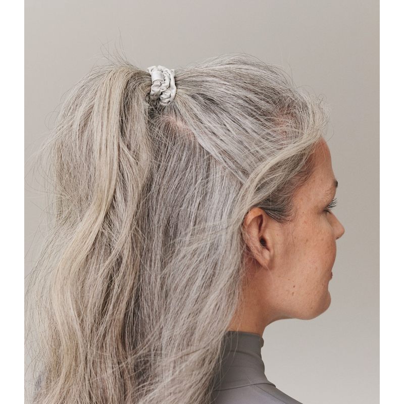 Scrunchies com nó brilhante e pingente perolado conjunto 2 unid - Mercado de Luxo - O Maior E-Commerce de Bens, Produtos e Serviços de Luxo do Brasil.