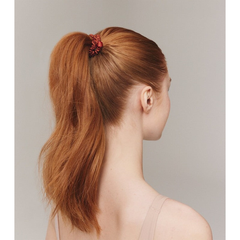 Scrunchies com nó brilhante e pingente perolado conjunto 2 unid - Mercado de Luxo - O Maior E-Commerce de Bens, Produtos e Serviços de Luxo do Brasil.