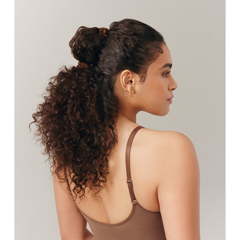 Scrunchies com nó brilhante e pingente perolado conjunto 2 unid - Mercado de Luxo - O Maior E-Commerce de Bens, Produtos e Serviços de Luxo do Brasil.