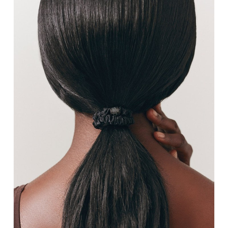 Scrunchies com nó brilhante e pingente perolado conjunto 2 unid - Mercado de Luxo - O Maior E-Commerce de Bens, Produtos e Serviços de Luxo do Brasil.