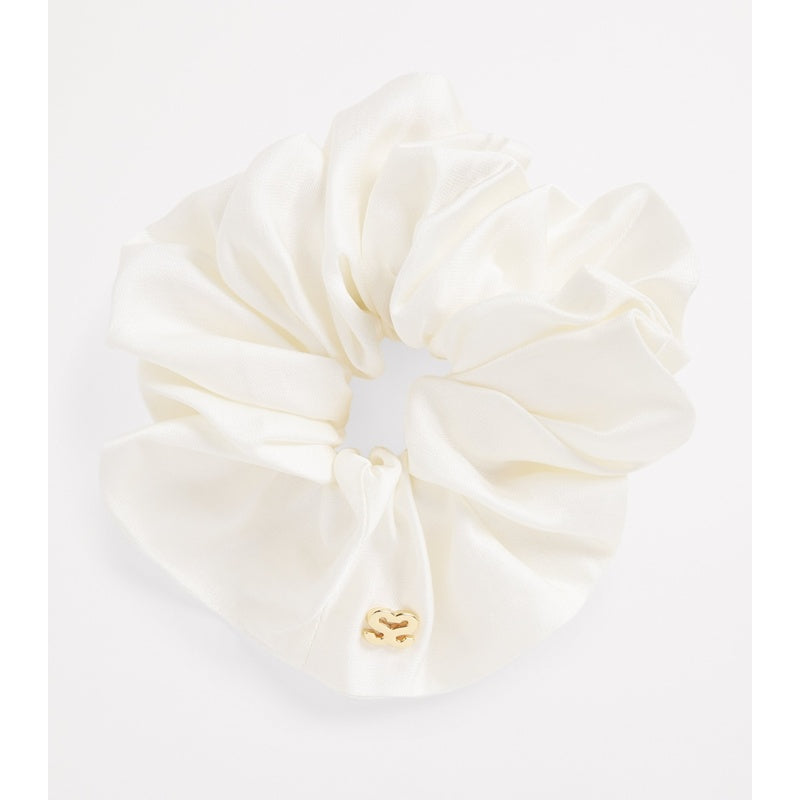 Scrunchie de cetim - Mercado de Luxo - O Maior E-Commerce de Bens, Produtos e Serviços de Luxo do Brasil.