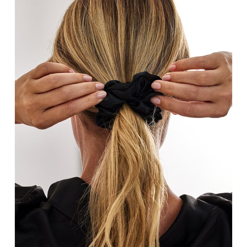 Scrunchie clássico e sedoso - Mercado de Luxo - O Maior E-Commerce de Bens, Produtos e Serviços de Luxo do Brasil.