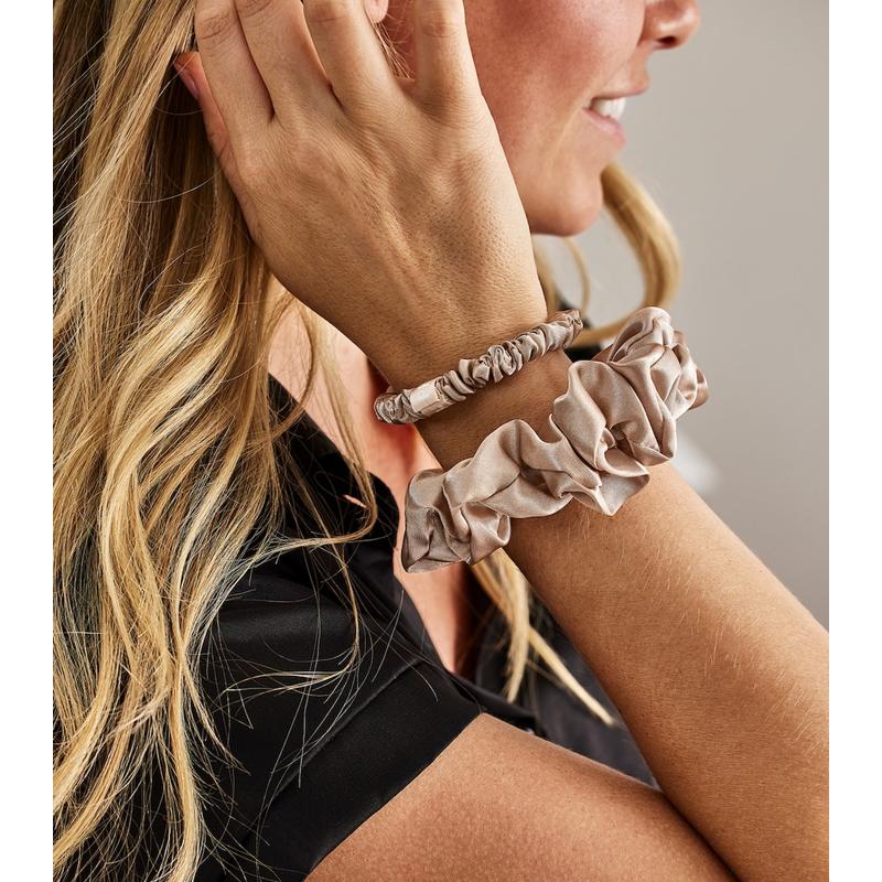 Scrunchie pequeno e sedoso conjunto 3 unid. - Mercado de Luxo - O Maior E-Commerce de Bens, Produtos e Serviços de Luxo do Brasil.