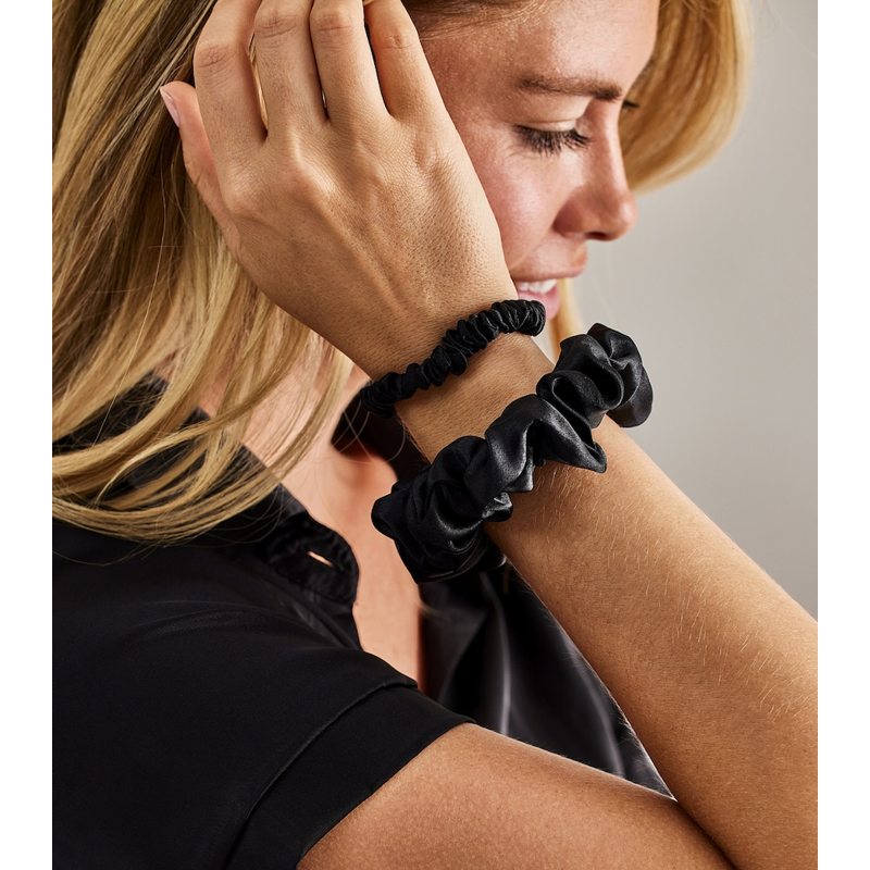 Scrunchie pequeno e sedoso conjunto 3 unid. - Mercado de Luxo - O Maior E-Commerce de Bens, Produtos e Serviços de Luxo do Brasil.